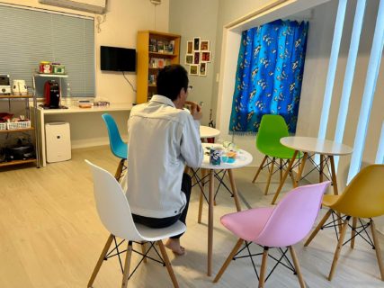 朝食中、お邪魔しました・・・